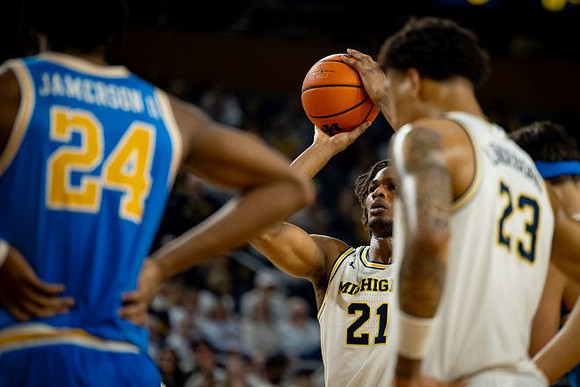 Morez Johnson Jr. (21) and Yaxel Lendeborg (23)