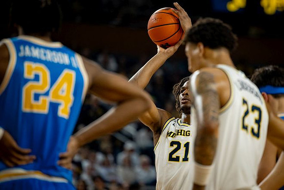 Morez Johnson Jr. (21) and Yaxel Lendeborg (23)