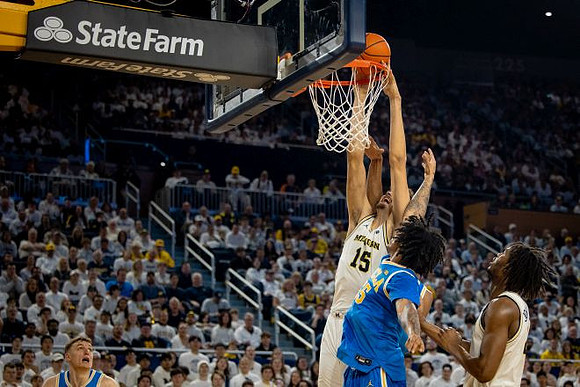 Aday Mara (15) and Morez Johnson Jr. (21)