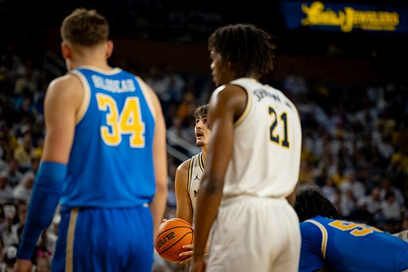 Aday Mara (15) and Morez Johnson Jr. (21)