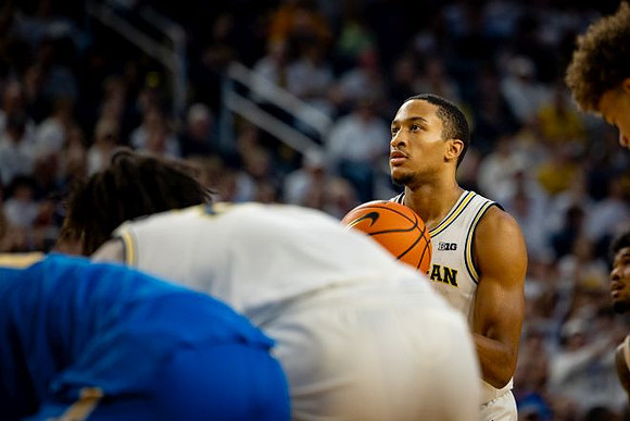 Morez Johnson Jr. (21) and Nimari Burnett (4)