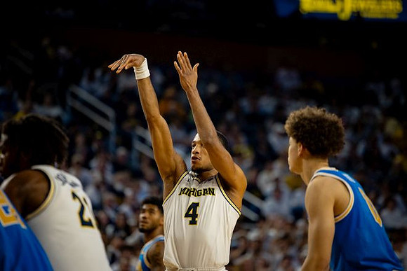 Morez Johnson Jr. (21) and Nimari Burnett (4)
