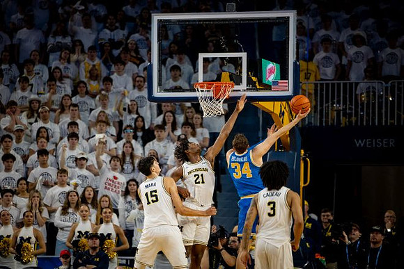 Aday Mara (15), Morez Johnson Jr. (21), and Elliot Cadeau (3)