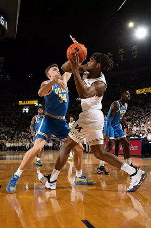 Morez Johnson Jr. (21) and Elliot Cadeau (3)
