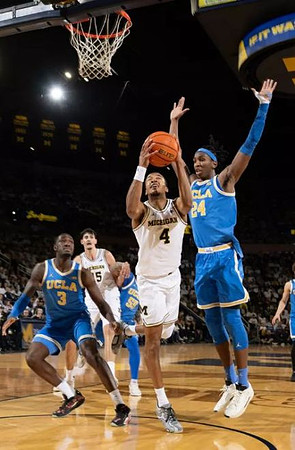 Aday Mara (15) and Nimari Burnett (4)