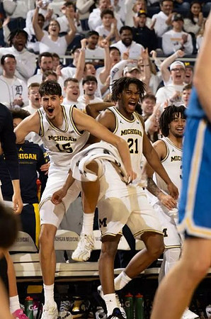Aday Mara (15), Morez Johnson Jr. (21), and Elliot Cadeau (3)
