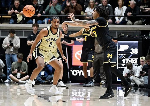 Nimari Burnett (4) and Elliot Cadeau (3)