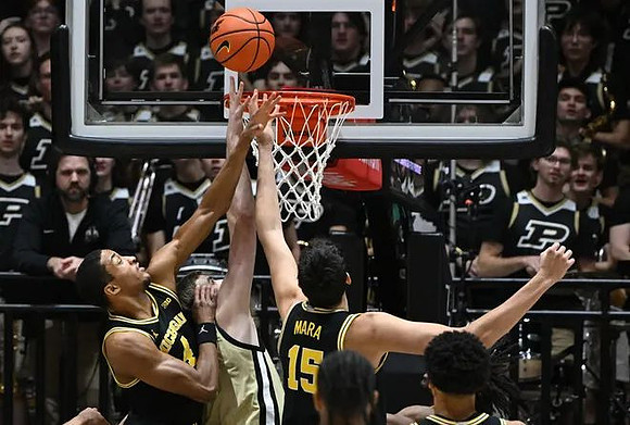 Nimari Burnett (4) and Aday Mara (15)