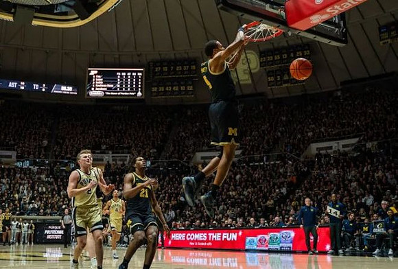 Morez Johnson Jr. (21) and Nimari Burnett (4)