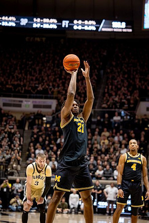 Morez Johnson Jr. (21) and Nimari Burnett (4)
