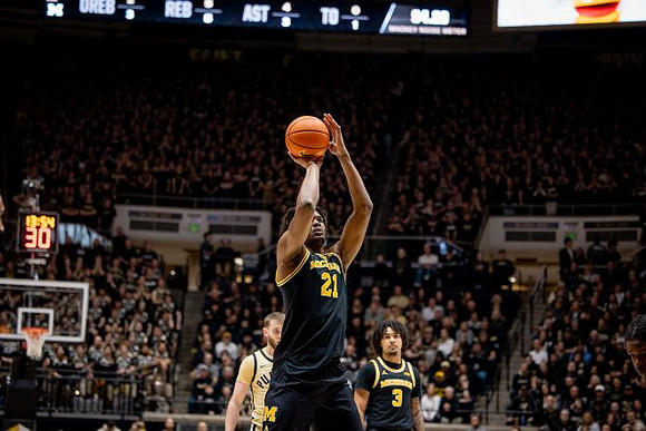 Morez Johnson Jr. (21) and Elliot Cadeau (3)