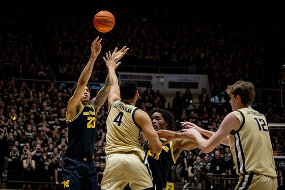 Yaxel Lendeborg (23) and Morez Johnson Jr. (21)