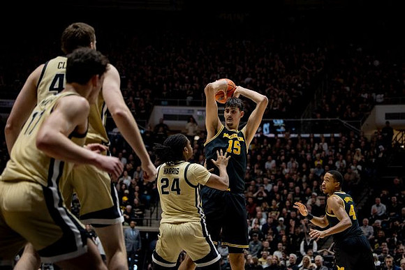 Aday Mara (15) and Nimari Burnett (4)