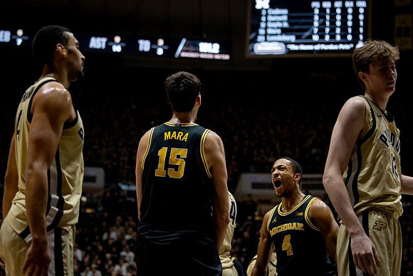 Aday Mara (15) and Nimari Burnett (4)