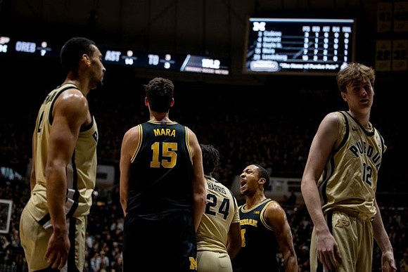 Aday Mara (15) and Nimari Burnett (4)