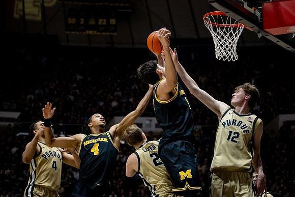 Nimari Burnett (4) and Aday Mara (15)