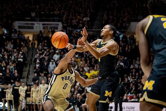 Nimari Burnett (4) and Morez Johnson Jr. (21)