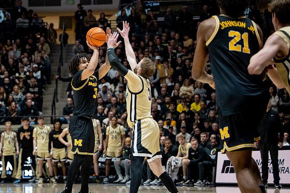 Elliot Cadeau (3) and Morez Johnson Jr. (21)
