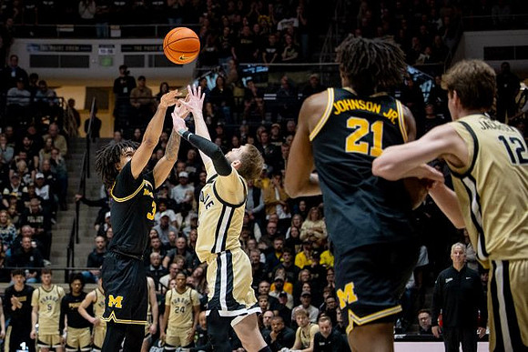 Elliot Cadeau (3) and Morez Johnson Jr. (21)