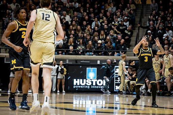 Morez Johnson Jr. (21) and Elliot Cadeau (3)