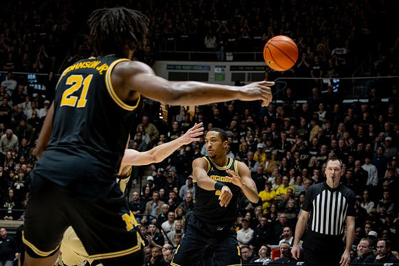 Morez Johnson Jr. (21) and Nimari Burnett (4)
