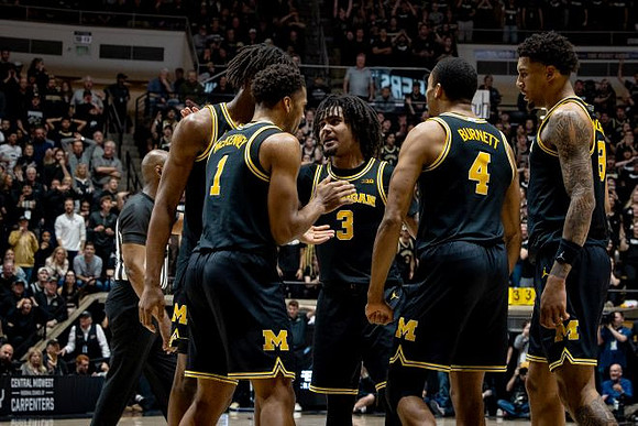 Morez Johnson Jr. (21), Trey McKenney (1), Elliot Cadeau (3), Nimari Burnett (4), and Yaxel Lendeborg (23)