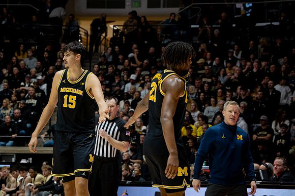Aday Mara (15), Morez Johnson Jr. (21), and Dusty May