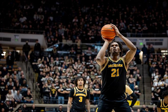 Elliot Cadeau (3) and Morez Johnson Jr. (21)
