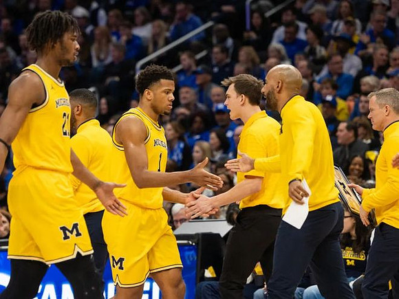 Morez Johnson Jr. (21), Trey McKenney (1), and Dusty May