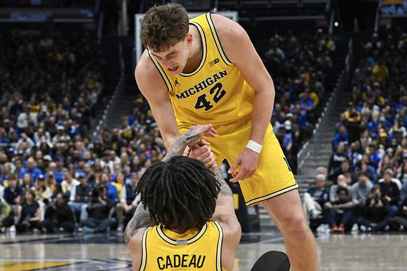 Elliot Cadeau (3) and Will Tschetter (42)