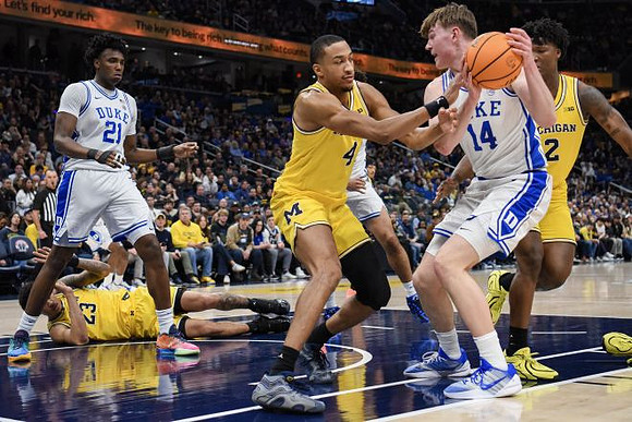 Yaxel Lendeborg (23), Nimari Burnett (4), and L.J. Cason (2)