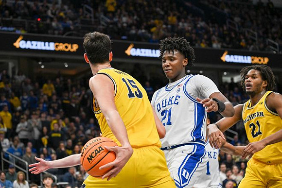 Aday Mara (15) and Morez Johnson Jr. (21)