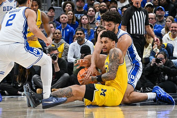 Morez Johnson Jr. (21) and Yaxel Lendeborg (23)