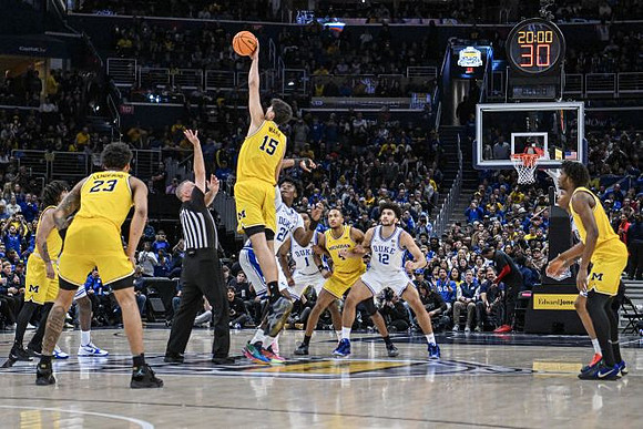 Elliot Cadeau (3), Yaxel Lendeborg (23), Aday Mara (15), Nimari Burnett (4), and Morez Johnson Jr. (21)