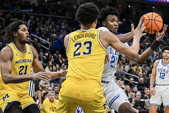 Morez Johnson Jr. (21) and Yaxel Lendeborg (23)