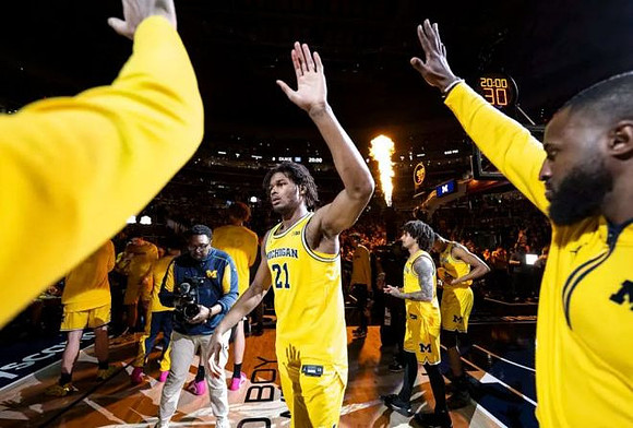 Morez Johnson Jr. (21) and Michigan Team