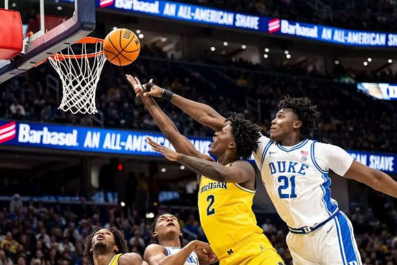 Morez Johnson Jr. (21) and L.J. Cason (2)
