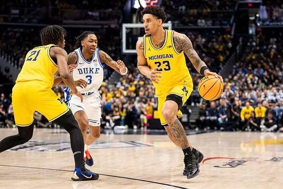 Morez Johnson Jr. (21) and Yaxel Lendeborg (23)