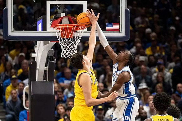 Aday Mara (15) and L.J. Cason (2)