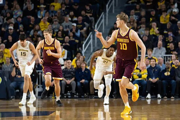 Aday Mara (15) and Morez Johnson Jr. (21)
