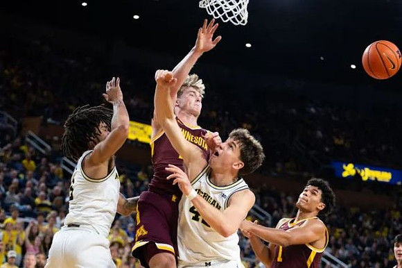 Elliot Cadeau (3) and Will Tschetter (42)