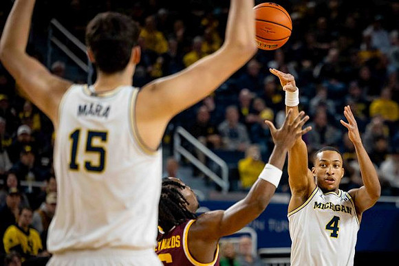 Aday Mara (15) and Nimari Burnett (4)