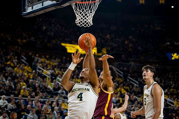 Nimari Burnett (4) and Aday Mara (15)