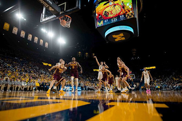 Aday Mara (15) and Nimari Burnett (4)