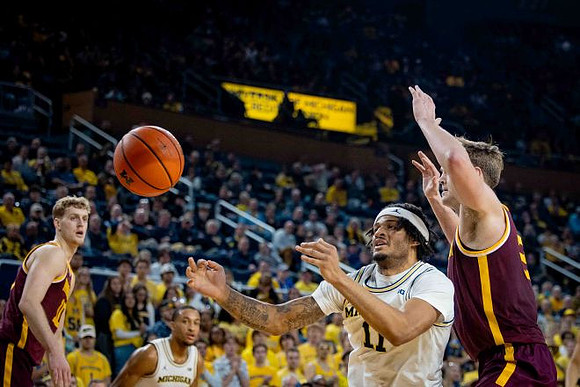 Nimari Burnett (4) and Roddy Gayle Jr. (11)