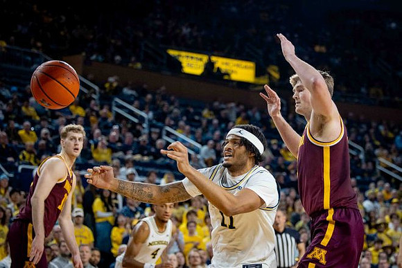 Nimari Burnett (4) and Roddy Gayle Jr. (11)
