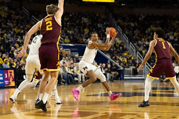 Morez Johnson Jr. (21) and Nimari Burnett (4)