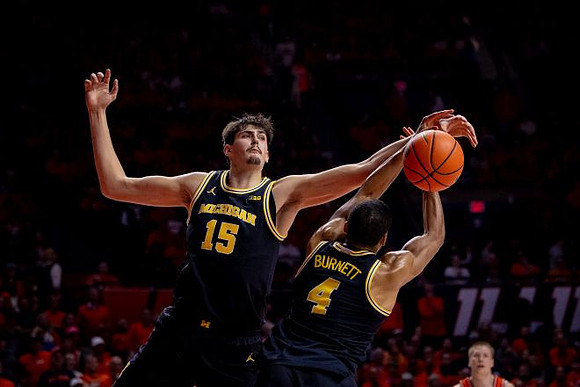 Aday Mara (15) and Nimari Burnett (4)