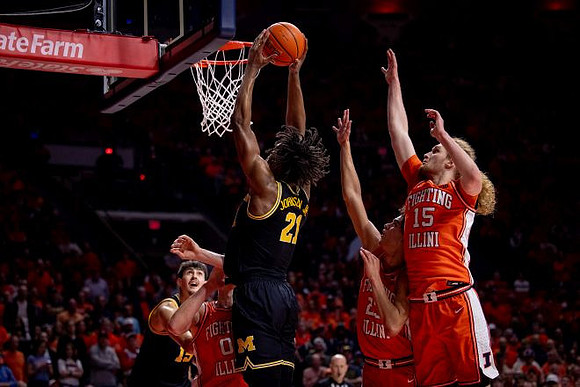 Aday Mara (15) and Morez Johnson Jr. (21)