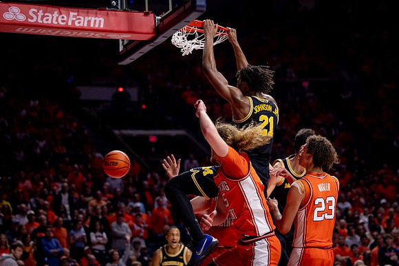 Nimari Burnett (4), Morez Johnson Jr. (21), and Aday Mara (15)